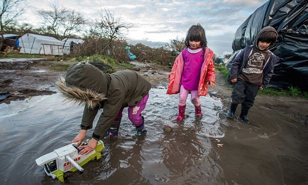 Στη «Ζούγκλα» του Καλαί ο Τζουντ Λο -Στηρίζει τα ασυνόδευτα προσφυγόπουλα [εικόνες]   | iefimerida.gr 1