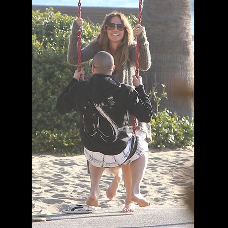 Η Τζένιφερ Λόπεζ πήγε το τεκνό της στις... κούνιες [εικόνες]  | iefimerida.gr 1