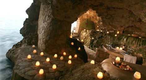 Ρομαντικό δείπνο στην άκρη του «γκρεμού»: Εξωτικές σπηλιές – ξενοδοχεία... αυστηρά για ερωτευμένους [εικόνες] | iefimerida.gr 1