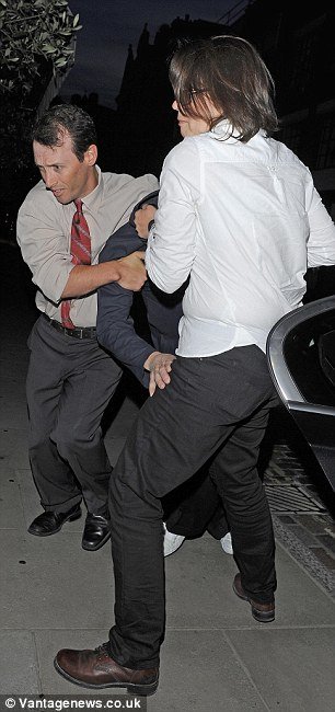 Η πτώση ενός σούπερ πράκτορα -Καρέ καρέ ο μεθυσμένος «Τζακ Μπάουερ» προσπαθεί να μείνει ξύπνιος [εικόνες] | iefimerida.gr 4