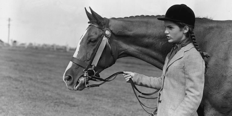 Οι πρώτες παιδικές φωτογραφίες της Τζάκι Κένεντι -Ανέμελη με τα αγαπημένα της άλογα [εικόνες]  | iefimerida.gr 3