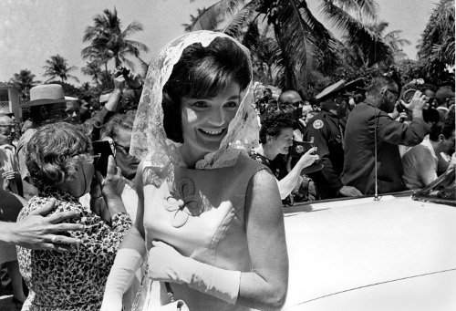 Η Καρντάσιαν πόζαρε αλά Τζάκι Κένεντι -Θέλει να της μοιάσει [εικόνες]  | iefimerida.gr 0