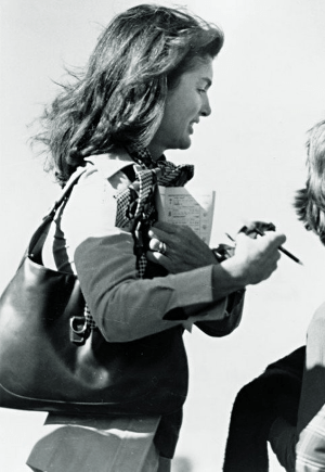 Τι είναι η τσάντα Τζάκι Κέννεντι που ξετρελαίνει τις γυναίκες του κόσμου [εικόνες&βίντεο] | iefimerida.gr 1