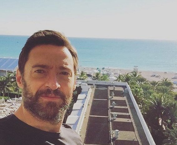 O Χιου Τζάκμαν 20 χρόνια πριν, στο γάμο του -Εντελώς αγνώριστος [εικόνες] | iefimerida.gr 1