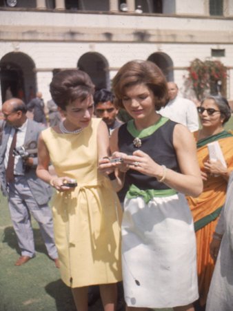 Tα εμβληματικά ρούχα της Τζάκυ Κέννεντι που όλες ζήλεψαν και καμία δεν μπορεί να μιμηθεί [εικόνες] | iefimerida.gr 9