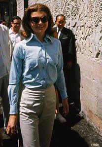 Tα εμβληματικά ρούχα της Τζάκυ Κέννεντι που όλες ζήλεψαν και καμία δεν μπορεί να μιμηθεί [εικόνες] | iefimerida.gr 0