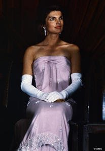 Tα εμβληματικά ρούχα της Τζάκυ Κέννεντι που όλες ζήλεψαν και καμία δεν μπορεί να μιμηθεί [εικόνες] | iefimerida.gr 1