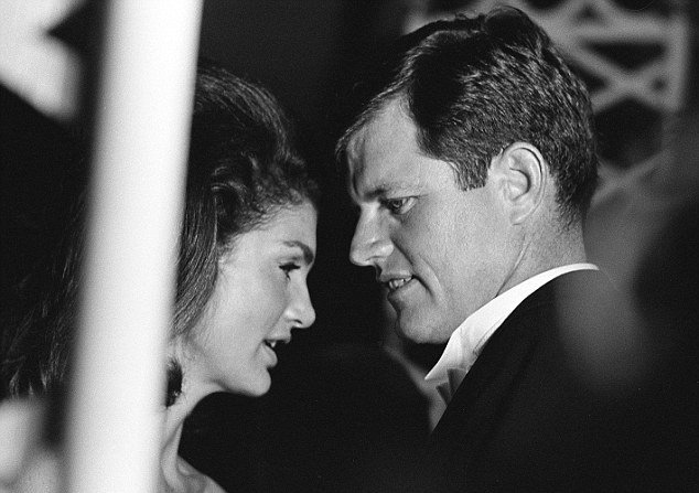 Οι ατέλειωτοι εραστές της Τζάκι Κέννεντι -Αποκαλύψεις για την αχαλίνωτη ζωή μιας Πρώτης Κυρίας [εικόνες] | iefimerida.gr 2