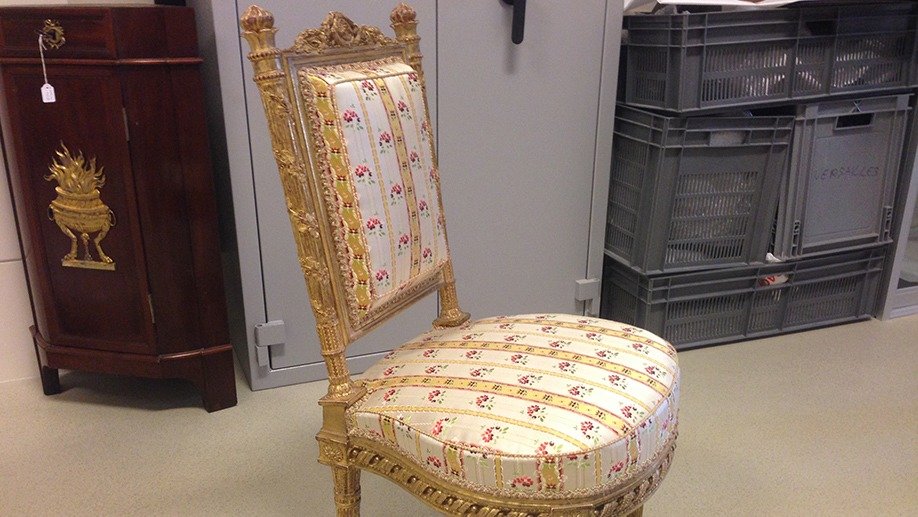 Γαλλία: Διάσημοι αντικέρ πουλάνε ψεύτικα έπιπλα ακόμη και στις Βερσαλλίες! [εικόνες] | iefimerida.gr 4