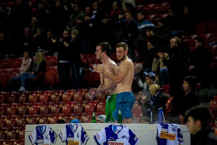 Οπαδοί βλέπουν τον αγώνα της ομάδας τους μέσα από τζακούζι [εικόνες] | iefimerida.gr 1