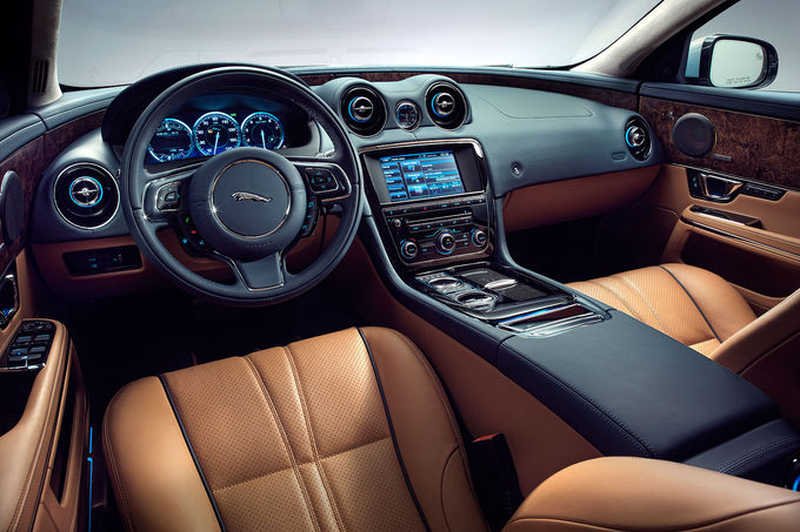 Jaguar XJ: Η πολυτελής βρετανική λιμουζίνα κατεβαίνει στα 2.000 κυβικά | iefimerida.gr 1