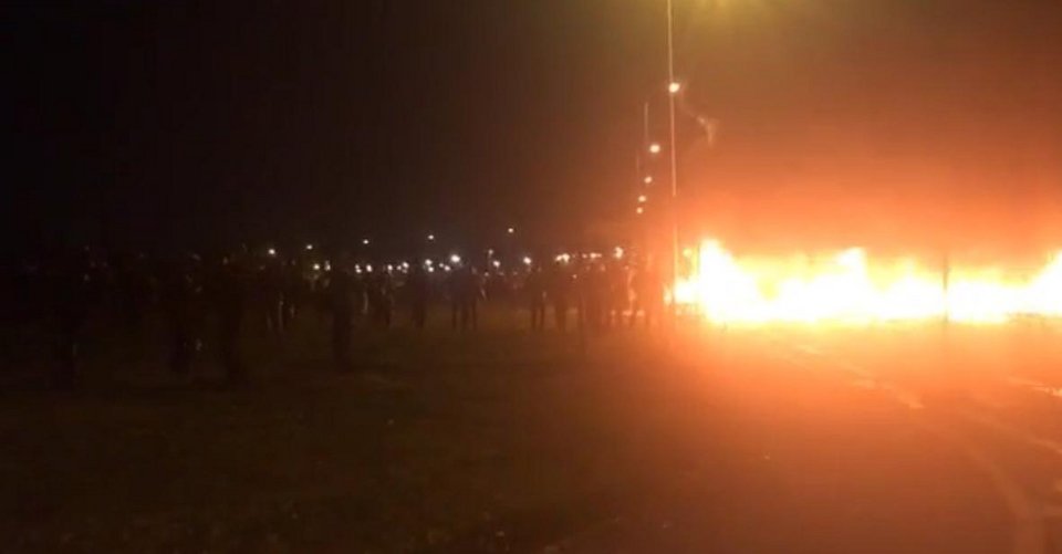 Γαλλία: Συγκρούσεις αστυνομικών με δεσμοφύλακες έξω από τη μεγαλύτερη φυλακή της Ευρώπης [εικόνες & βίντεο]  | iefimerida.gr 0