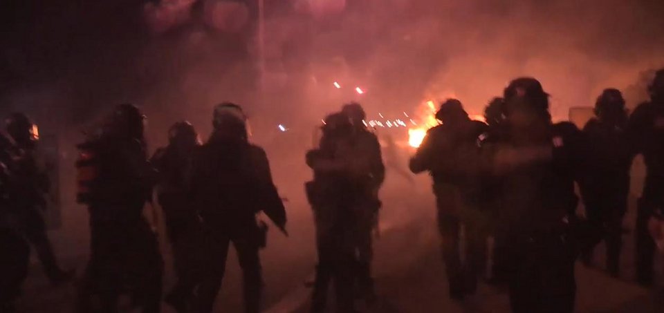 Γαλλία: Συγκρούσεις αστυνομικών με δεσμοφύλακες έξω από τη μεγαλύτερη φυλακή της Ευρώπης [εικόνες & βίντεο]  | iefimerida.gr 1