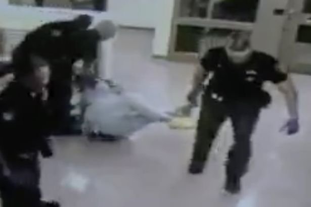 Νέο κρούσμα αστυνομικής βίας στις ΗΠΑ: Δεσμοφύλακες κακοποιούν αλυσοδεμένο κρατούμενο [βίντεο]  | iefimerida.gr 1