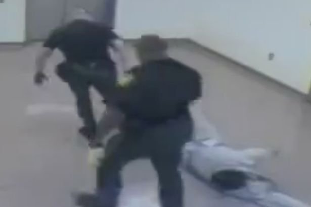 Νέο κρούσμα αστυνομικής βίας στις ΗΠΑ: Δεσμοφύλακες κακοποιούν αλυσοδεμένο κρατούμενο [βίντεο]  | iefimerida.gr 2