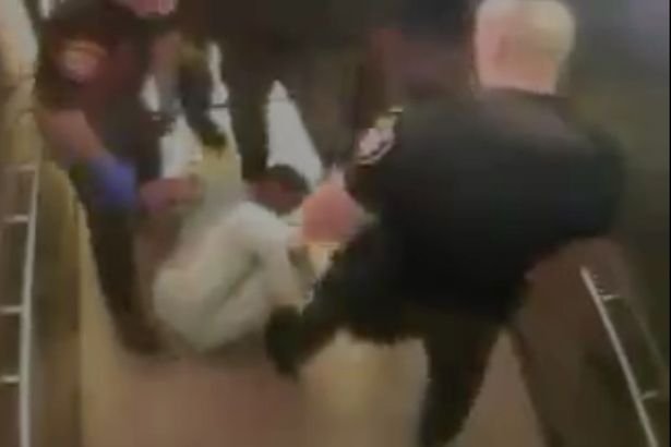 Νέο κρούσμα αστυνομικής βίας στις ΗΠΑ: Δεσμοφύλακες κακοποιούν αλυσοδεμένο κρατούμενο [βίντεο]  | iefimerida.gr 0