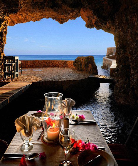 Ρομαντικό δείπνο στην άκρη του «γκρεμού»: Εξωτικές σπηλιές – ξενοδοχεία... αυστηρά για ερωτευμένους [εικόνες] | iefimerida.gr 3