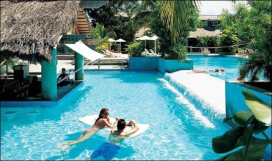 Θέρετρα μόνο για ενήλικες -Εκεί όπου επιτρέπονται τα ερωτικά παιχνίδια και η ανταλλαγή συντρόφων [εικόνες] | iefimerida.gr 0