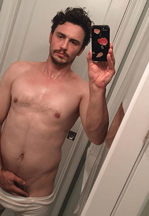 Ηθοποιός ποζάρει «βυθίζοντας» το χέρι του στο εσώρουχο [εικόνα] | iefimerida.gr 0