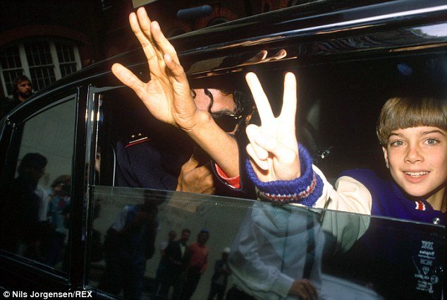 Κατάθεση σοκ για τον Michael Jackson: Παντρεύτηκε 9χρονο αγόρι - Ήταν η νύφη του | iefimerida.gr 0