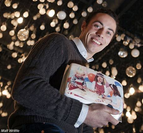 Ο χίπστερ μικρός αδελφός της Κέιτ Μίντλετον -Τα γυμνά και οι φωτογραφίες με τα γυναικεία ρούχα που όλοι θέλουν να... θάψουν [εικόνες] | iefimerida.gr 0