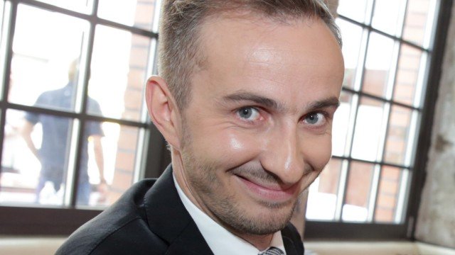 Κατασκευασμένο το βίντεο Βαρουφάκη με τη χειρονομία -Καρέ-καρέ πώς το έφτιαξε ομάδα Γερμανών [βίντεο] | iefimerida.gr 0