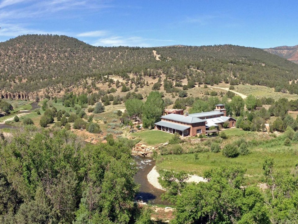 Η Τζέιν Φόντα βγάζει στο σφυρί το ράντσο της αξίας 19,5 εκατ. δολαρίων -Το έχει διακοσμήσει με κεφάλια ελαφιών και σέλες αλόγων [εικόνες] | iefimerida.gr 0