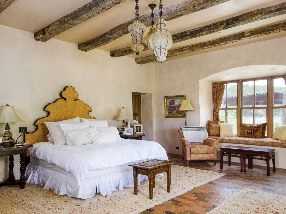 Η Τζέιν Φόντα βγάζει στο σφυρί το ράντσο της αξίας 19,5 εκατ. δολαρίων -Το έχει διακοσμήσει με κεφάλια ελαφιών και σέλες αλόγων [εικόνες] | iefimerida.gr 4