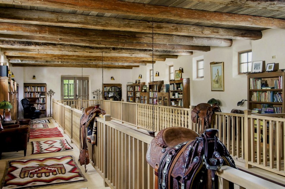 Η Τζέιν Φόντα βγάζει στο σφυρί το ράντσο της αξίας 19,5 εκατ. δολαρίων -Το έχει διακοσμήσει με κεφάλια ελαφιών και σέλες αλόγων [εικόνες] | iefimerida.gr 2