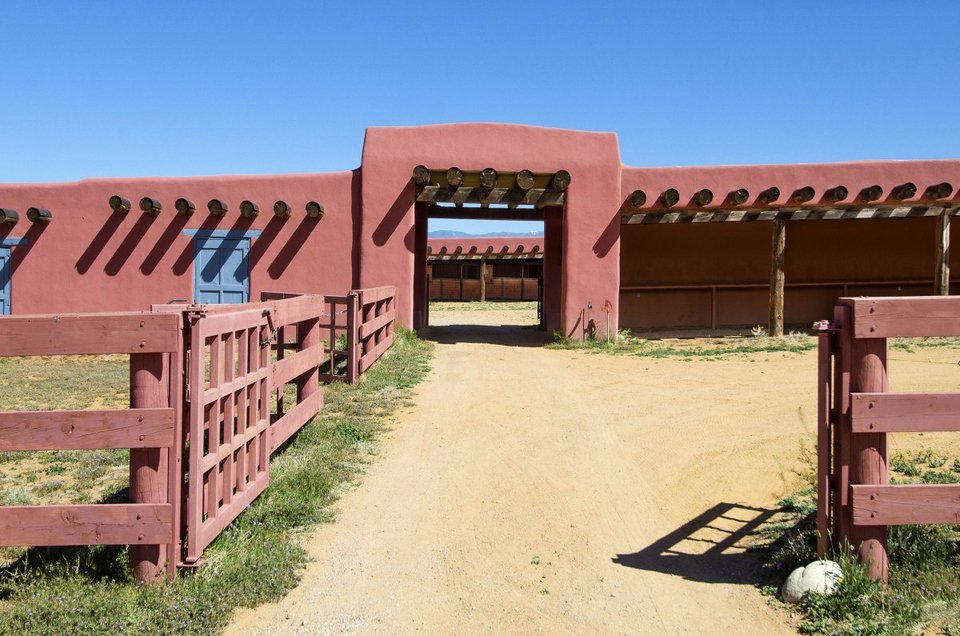 Η Τζέιν Φόντα βγάζει στο σφυρί το ράντσο της αξίας 19,5 εκατ. δολαρίων -Το έχει διακοσμήσει με κεφάλια ελαφιών και σέλες αλόγων [εικόνες] | iefimerida.gr 3