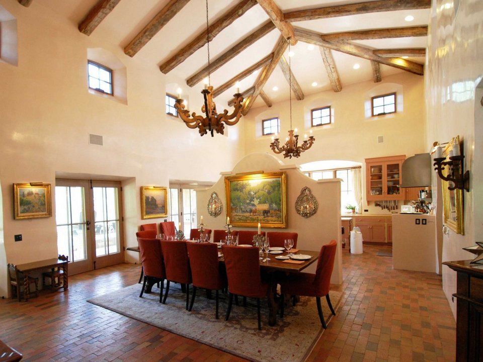 Η Τζέιν Φόντα βγάζει στο σφυρί το ράντσο της αξίας 19,5 εκατ. δολαρίων -Το έχει διακοσμήσει με κεφάλια ελαφιών και σέλες αλόγων [εικόνες] | iefimerida.gr 6