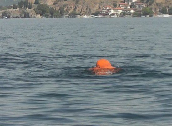 Βούλγαρος ετών 59 διέσχισε λίμνη κολυμπώντας κλεισμένος μέσα σε πλαστική σακούλα με τα χέρια και τα πόδια δεμένα [βίντεο] | iefimerida.gr 0