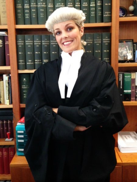 Tζέιν Μπάουι: Το πρωί δικηγόρος, το βράδυ τραγουδίστρια [εικόνες] | iefimerida.gr 1