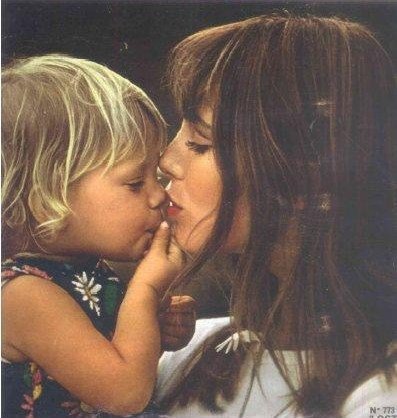 Σοκ: Βρέθηκε νεκρή στο πεζοδρόμιο η κόρη της Τζέην Μπίρκιν [εικόνες & βίντεο] | iefimerida.gr 7