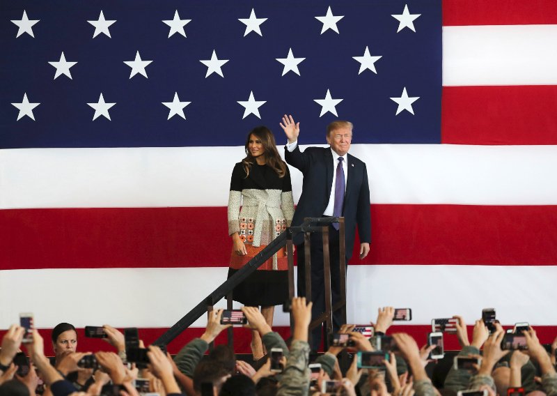 Το ιδιαίτερο παλτό της Μελάνια έκανε την Πρώτη Κυρία της Ιαπωνίας να περάσει... απαρατήρητη [εικόνες] | iefimerida.gr 6