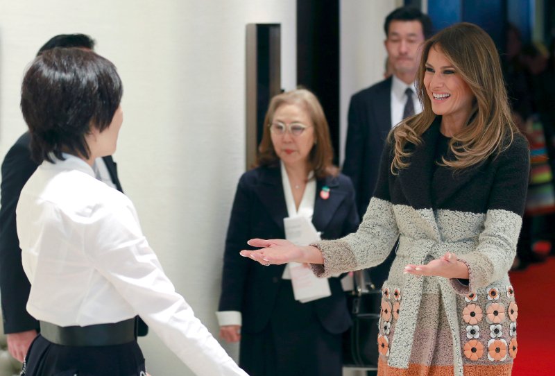 Το ιδιαίτερο παλτό της Μελάνια έκανε την Πρώτη Κυρία της Ιαπωνίας να περάσει... απαρατήρητη [εικόνες] | iefimerida.gr 4