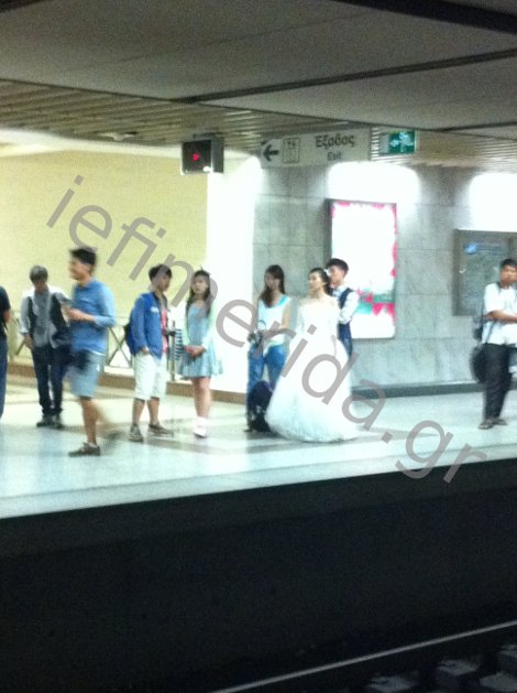 Τι έκανε η Γιαπωνέζα με το νυφικό στο μετρό του Συντάγματος χθες λίγο πριν από τα μεσάνυχτα  [εικόνες] | iefimerida.gr 0