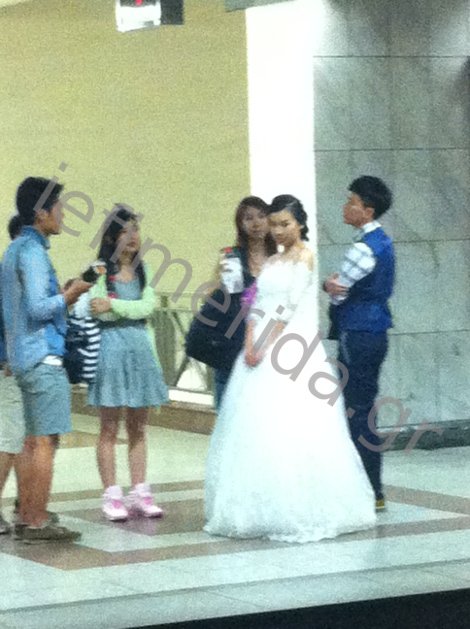 Τι έκανε η Γιαπωνέζα με το νυφικό στο μετρό του Συντάγματος χθες λίγο πριν από τα μεσάνυχτα  [εικόνες] | iefimerida.gr 1