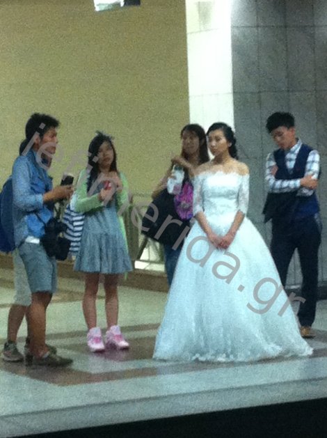 Τι έκανε η Γιαπωνέζα με το νυφικό στο μετρό του Συντάγματος χθες λίγο πριν από τα μεσάνυχτα  [εικόνες] | iefimerida.gr 2