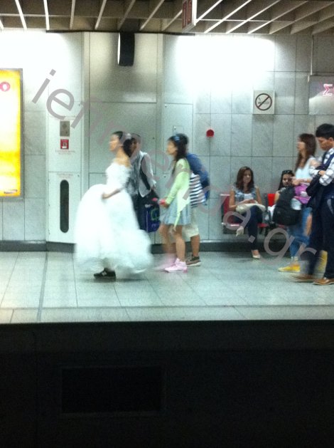 Τι έκανε η Γιαπωνέζα με το νυφικό στο μετρό του Συντάγματος χθες λίγο πριν από τα μεσάνυχτα  [εικόνες] | iefimerida.gr 3