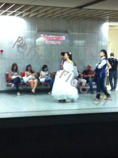 Τι έκανε η Γιαπωνέζα με το νυφικό στο μετρό του Συντάγματος χθες λίγο πριν από τα μεσάνυχτα  [εικόνες] | iefimerida.gr 4