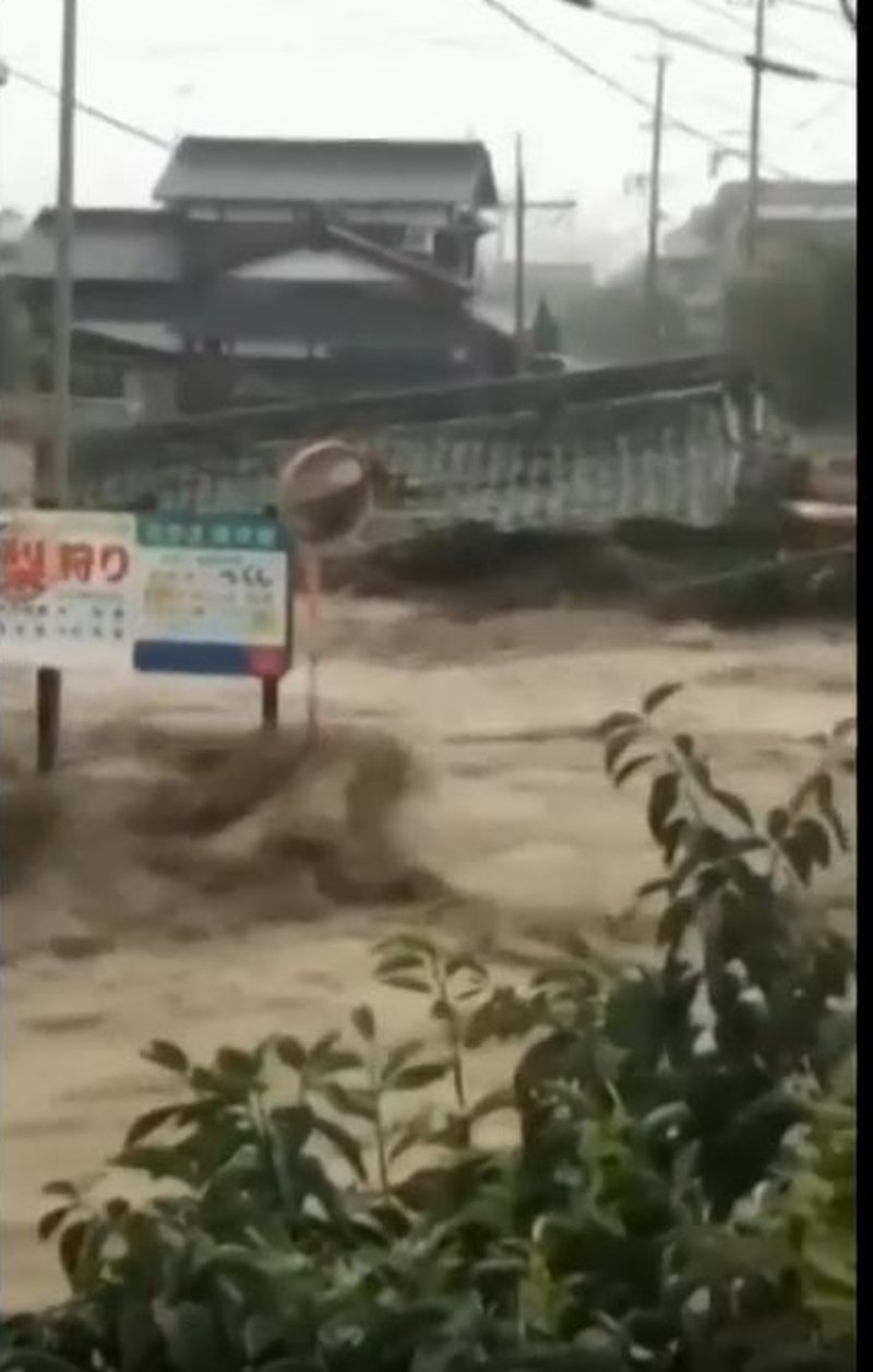 Καταρρακτώδεις βροχές στην Ιαπωνία: 400.000 εγκατέλειψαν τα σπίτια τους - 10 άτομα αγνοούνται [εικόνες & βίντεο] | iefimerida.gr 1