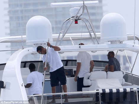 Beyoncé και Jay Z πήραν το 27,5 μέτρων σκάφος τους και όργωσαν το Μαϊάμι [εικόνες] | iefimerida.gr 3