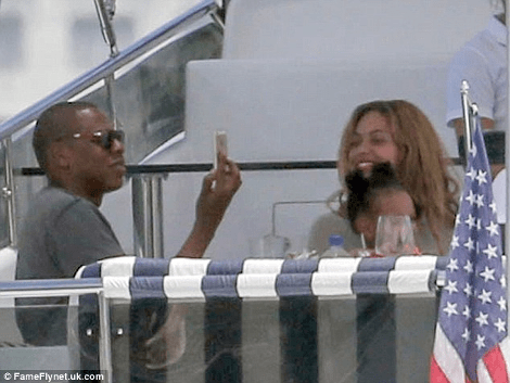 Beyoncé και Jay Z πήραν το 27,5 μέτρων σκάφος τους και όργωσαν το Μαϊάμι [εικόνες] | iefimerida.gr 0