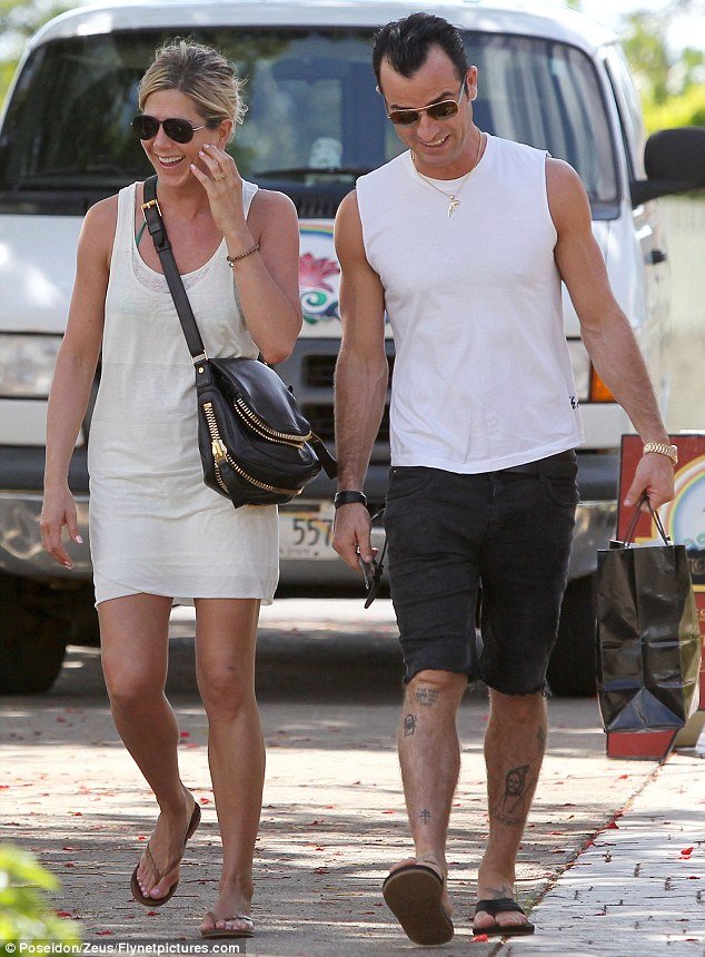 Γίνεται ο γάμος, λύνεται το μυστήριο: Η Jennifer Aniston τελικά παντρεύεται [εικόνες] | iefimerida.gr 1