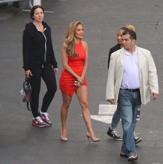 Το καυτό κόκκινο μίνι της Τζένιφερ Λόπεζ που έκανε και την ίδια να κοκκινίσει [εικόνες] | iefimerida.gr 2