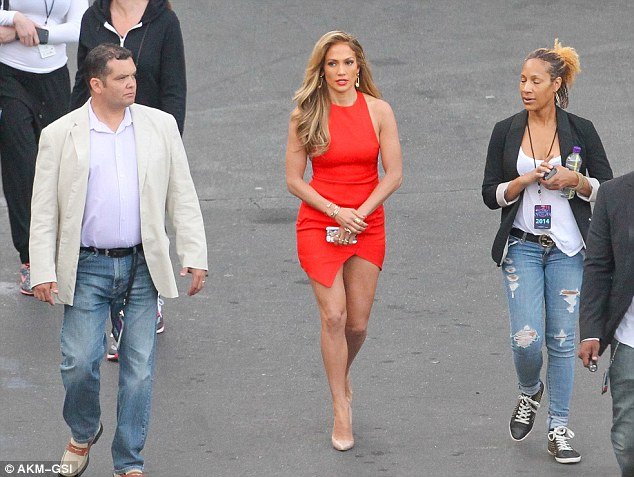 Το καυτό κόκκινο μίνι της Τζένιφερ Λόπεζ που έκανε και την ίδια να κοκκινίσει [εικόνες] | iefimerida.gr 0