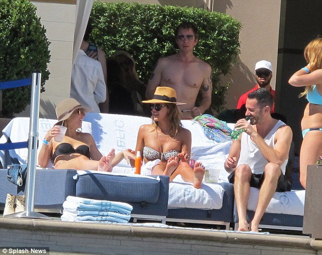 Η Τζέσικα Αλμπα έχει γενέθλια και κάνει «δώρο» στους θαυμαστές της -Βουτιές με το μπικίνι της [εικόνες] | iefimerida.gr 0