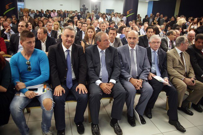 Eνας πιτσιρικάς με τρύπιο τζιν δίπλα στον Καραμανλή κλέβει τις εντυπώσεις [εικόνα] | iefimerida.gr 0