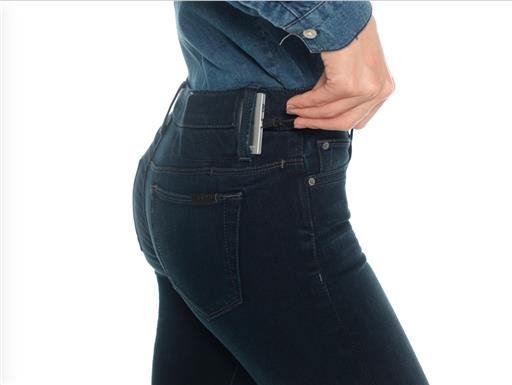 Η πρώτη σειρά blue jeans με ενσωματωμένο φορτιστή για iPhone [εικόνες] | iefimerida.gr 0